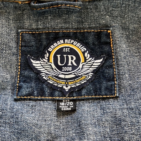 Urban Republic mens denim blue Jean jacket with gray fleece hood and sleeves. - Picture 3 of 8